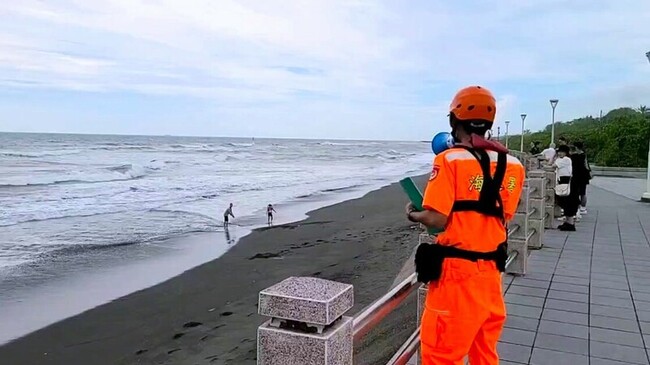 颱風鳳凰逼近　海巡署：違法入公告警戒區將開罰 | 華視新聞