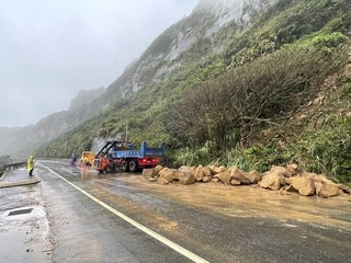 新北萬里凌晨土石崩落占道　上午清除開放通行