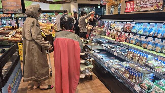 颱風鳳凰逼近　宜蘭民眾放假兩樣情 | 華視新聞