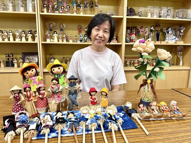 玉米葉重生　周玲玟手作玉米娃娃跨海日本傳遞創意 | 華視新聞