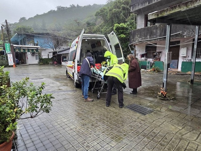 新北烏來偏鄉村民大出血　巡迴醫山中救援搶命 | 華視新聞