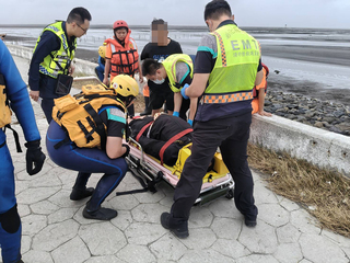 彰化漢寶濕地釣客意識不清　消防海巡徒步救援送醫