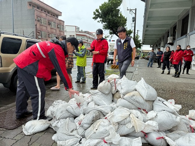 颱風鳳凰陸上警報　台東市備妥6千沙包供領取 | 華視新聞
