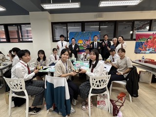 日本高校至竹縣義民高中交流　合作程式設計遙控車