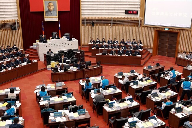 提前離席藍營不滿　陳其邁：尊重議會及議長裁示 | 華視新聞