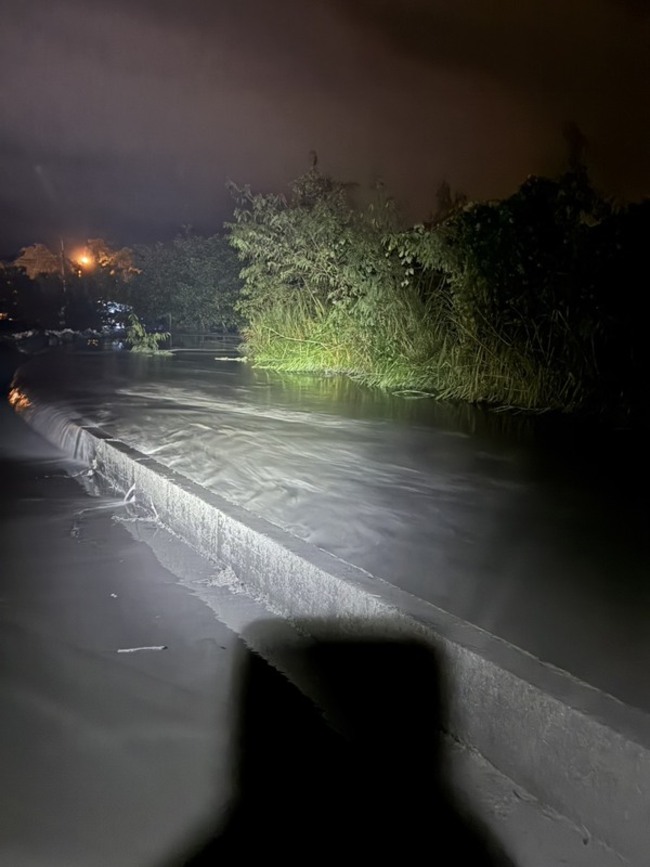 馬太鞍溪水暴漲沖入左岸萬榮明利村  恐影響鐵路 | 華視新聞