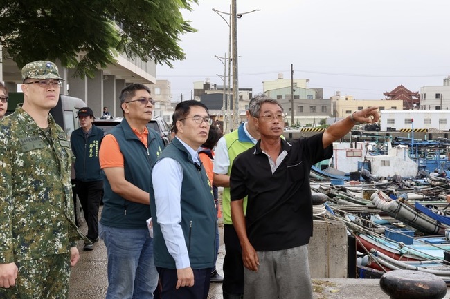 颱風鳳凰逼近　黃偉哲視察漁港及社區鄰里 | 華視新聞