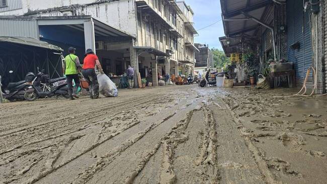 宜蘭蘇澳淹水消退　街道滿目瘡痍民眾整理家園 | 華視新聞