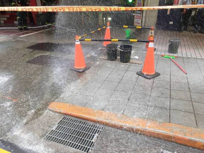 北市林森北路瓦斯管線遭挖破　消防警戒通報搶修 | 華視新聞