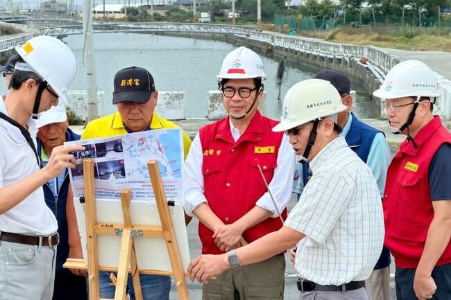 颱風鳳凰襲台　陳其邁視察永安北溝排水確保順暢 | 華視新聞