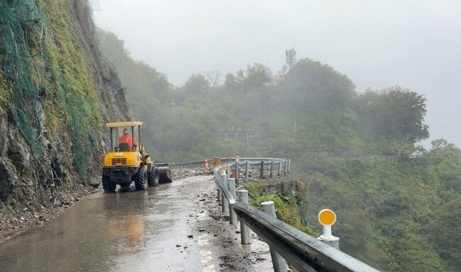 台8線豁然亭路段落石交通阻斷 估13日下午搶通 | 華視新聞