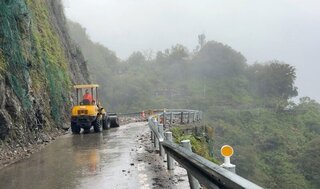 台8線豁然亭路段落石交通阻斷 估13日下午搶通