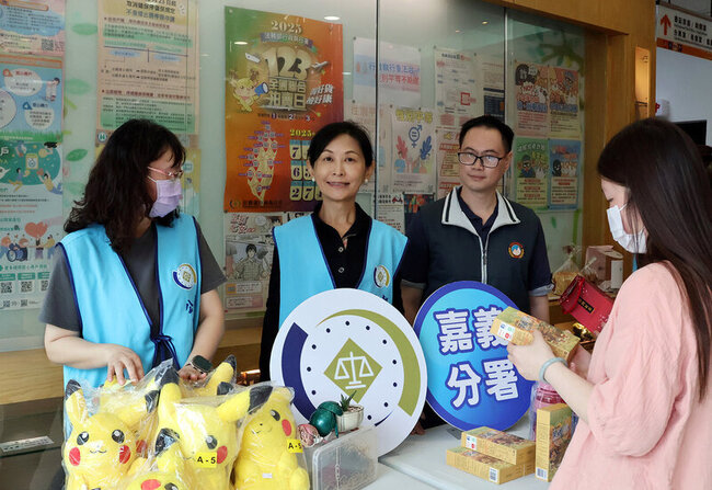 嘉義執行分署低價變賣鬼滅之刃等公仔　民眾搶購 | 華視新聞