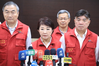 颱風鳳凰來襲  載有8人故障油輪被拖往台中港