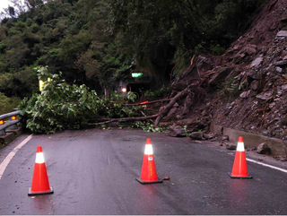 南橫新武路段落石阻斷道路　預計上午9時搶通