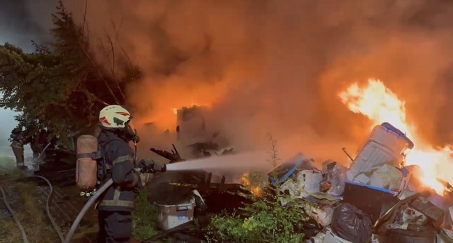 台南安南區民宅凌晨火警　屋內男子逃出送醫 | 華視新聞