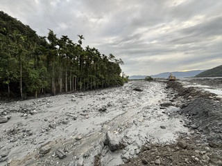 馬太鞍溪進水口圍堵成功 萬榮鄉公所搶修聯外道路