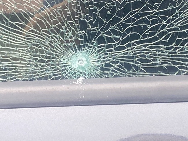 高雄美濃區車窗疑遭鋼珠打裂　警方鎖定對象追查 | 華視新聞