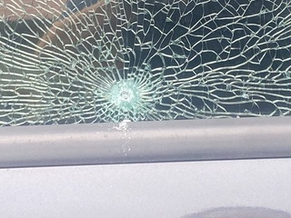 高雄美濃區車窗疑遭鋼珠打裂　警方鎖定對象追查