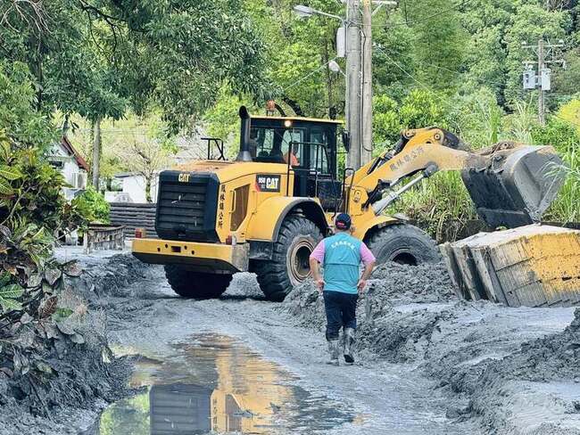花蓮萬榮、鳳林啟動重機具道路清淤  周邊道路交管 | 華視新聞