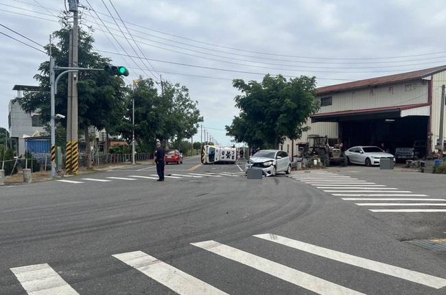 嘉縣救護車出勤途中被自小客撞翻　3人受傷送醫 | 華視新聞