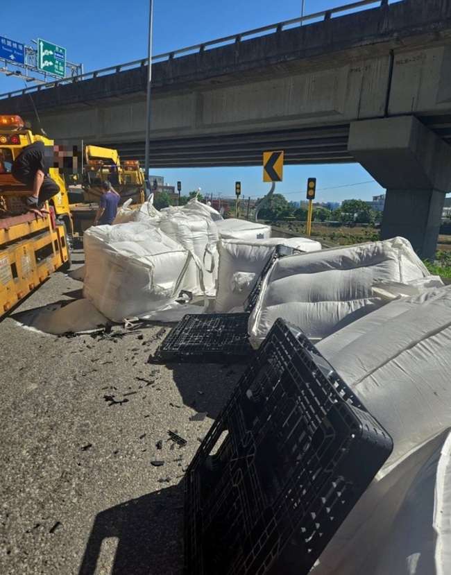 國道貨物散落頻傳　高公局籲行前務必確實固定 | 華視新聞