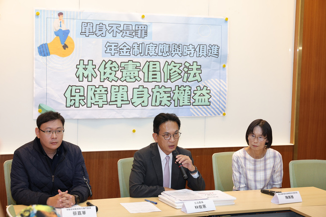 綠委提照護補償給付概念　盼保障單身勞工年金權益 | 華視新聞