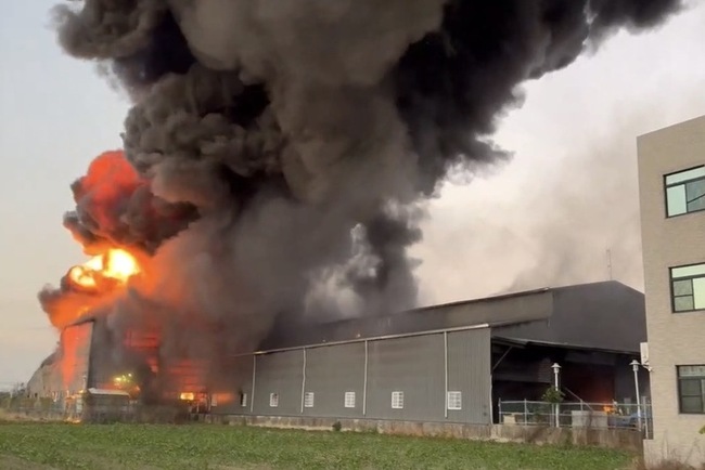 台南某廢水處理工程公司大火　暫無人受困傷亡 | 華視新聞