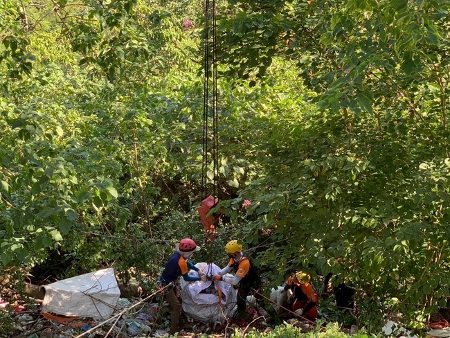 專業垂降隊助陣　台東首度淨山清運200包垃圾 | 華視新聞