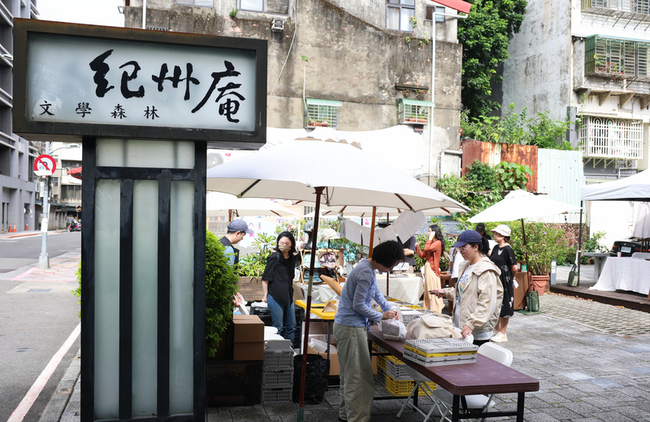 紀州庵推廣文學閱讀14年　封德屏盼成市民心靈避風港 | 華視新聞