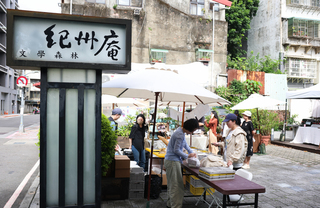 紀州庵推廣文學閱讀14年　封德屏盼成市民心靈避風港