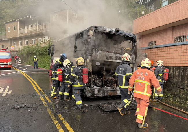 新北瑞芳九份火燒車  遊覽車焦黑剩骨架無人傷亡 | 華視新聞