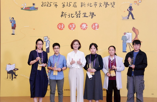 新北頒兩項文學獎  書寫城市故事母愛化詩意 | 華視新聞