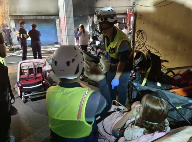 彰化市大樓騎樓機車起火　17名住戶吸入濃煙送醫 | 華視新聞