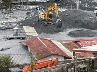 堰塞湖洪災後拚復原  萬榮明利村單日清淤2千噸