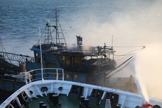 台北港外海中國漁船起火　海巡新竹艦馳援滅火救難