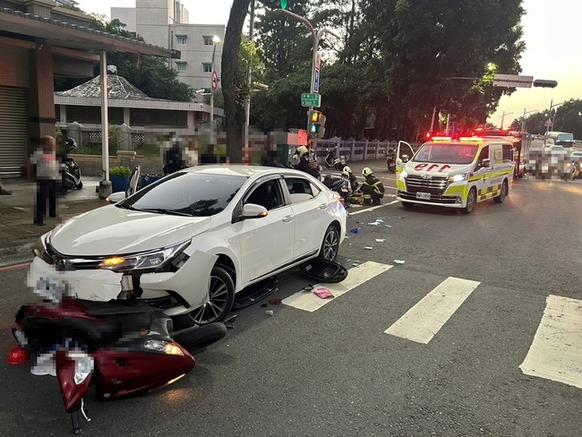 7旬翁開車經高雄楠梓撞多部機車　9人受傷送醫 | 華視新聞