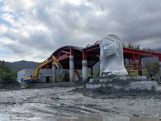 連2天清淤  萬榮明利部落「紋面阿嬤」雕像重見天日