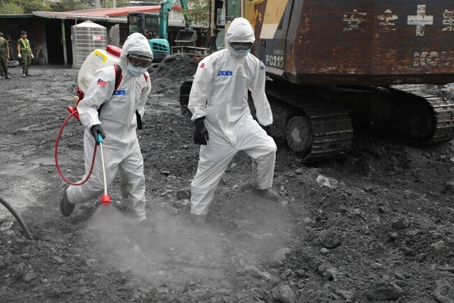 助花蓮洪災復原 國軍百人重型機具清淤、化學兵消毒 | 華視新聞