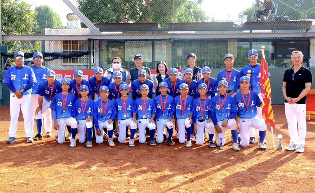 國中軟式棒球聯賽田沅羲投打俱佳　向上奪隊史首冠 | 華視新聞