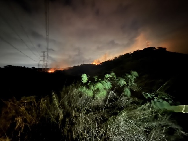 國道3號龍井段邊坡雜草火警　夜空映火光無人傷 | 華視新聞