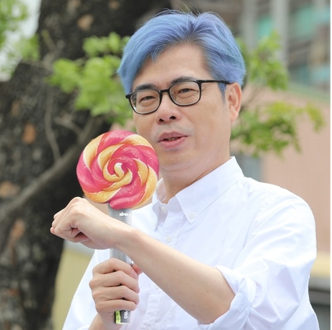 迎接TWICE到高雄　陳其邁社群帳號頭像換藍髮應援 | 華視新聞