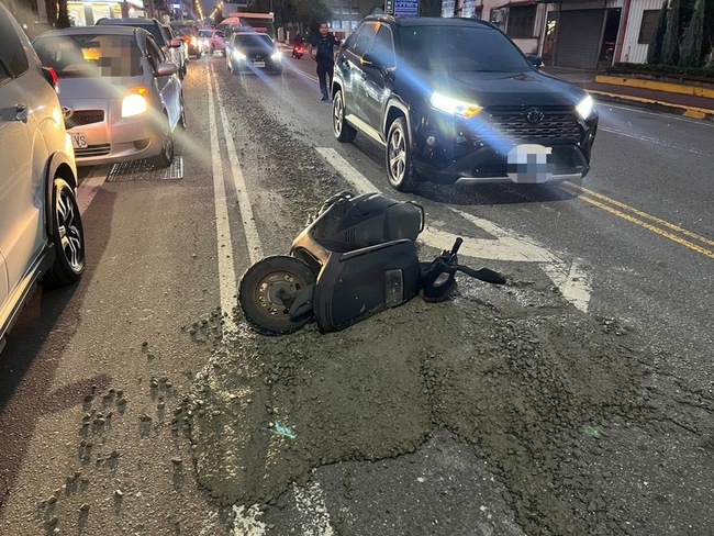 苗栗銅鑼混凝土掉落釀摔車  警調監視器開罰 | 華視新聞