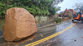 新北雙溪102線30噸落石占道　估晚間搶通