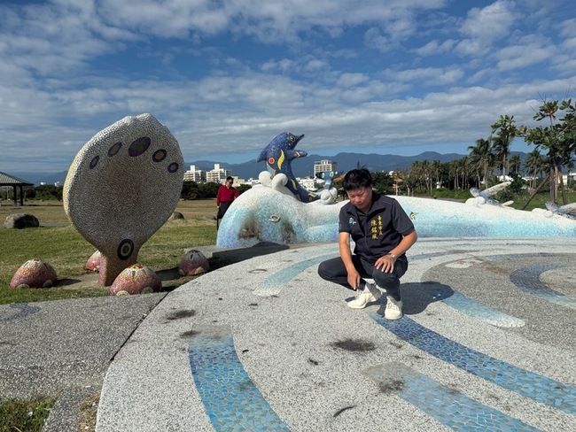 台東海濱公園海洋意象廣場遭燒木熏黑  市公所報警 | 華視新聞