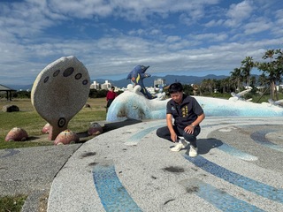 台東海濱公園海洋意象廣場遭燒木熏黑  市公所報警
