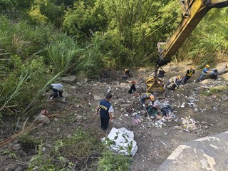 高雄燕巢月世界遭偷倒大量家用垃圾 中午前清畢復原