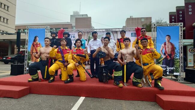 馬年嘉縣消防猛男桌曆發表  警消聯手展專業秀健美 | 華視新聞