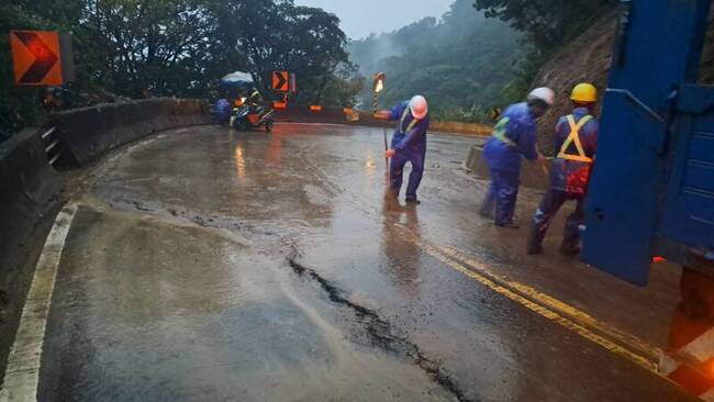 新北雙溪102線30噸落石堵路　晚間搶通 | 華視新聞