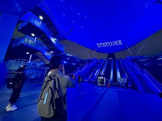 高雄迎接TWICE開唱　城市級應援多處點藍燈